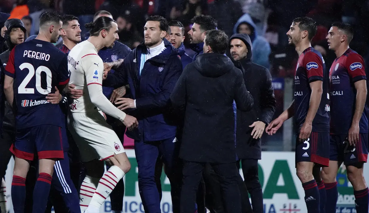 Zlatan Ibrahomovic yang ikut membela rekannya, malah terlibat pertikaian dan saling menghina dengan Joao Pedro hingga lorong pemain. (La Presse via AP/Alessandro Tocco)