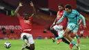 Bek Liverpool, Trent-Alexander Arnold (kanan) melepaskan tendangan ke gawang Manchester United dalam laga lanjutan Liga Inggris 2020/2021 pekan ke-35 di Old Trafford, Kamis (13/5/2021). Liverpool menang 4-2 atas Manchester United. (AFP/Peter Powell/Pool)