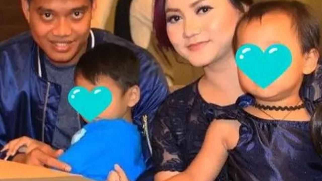 Terlihat bahwa meski bukan foto baru, Kurnia Meiga selalu mengekspresikan rasa syukur karena kehadiran istri yang setia mendampinginya.