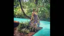 Paris Hilton terlihat menikmati suasana berlibur di pinggir kolam renang di vila tempatnya menginap. (instagram.com/parishilton)