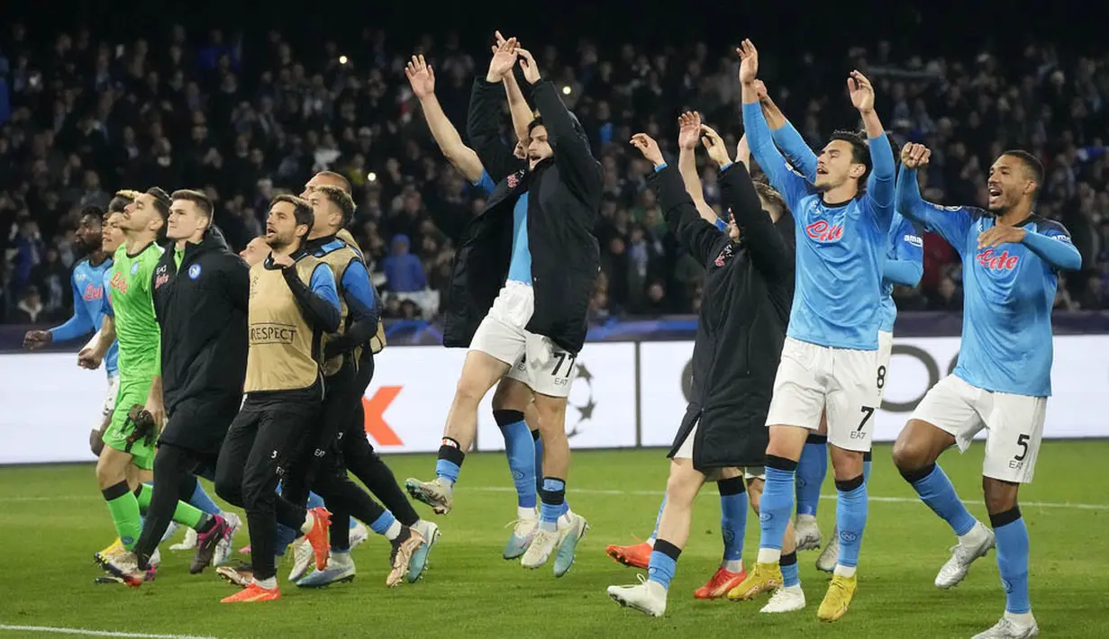 Pemain Napoli merayakan kemenangan atas Eintracht Frankfurt pada laga Liga Champions di Stadion Diego Armando Maradona, Kamis (16/3/2023). Napoli menang dengan skor 3-0. (AP Photo/Gregorio Borgia)