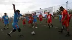 Warga Irak yang kehilangan sebagian anggota tubuhnya bermain sepak bola di Arbil, Irak utara (7/5). Mereka kehilangan sebagian anggota tubuhnya akibat peperangan antara pasukan pemerintah dan ISIS. (AFP/Safin Hamed)