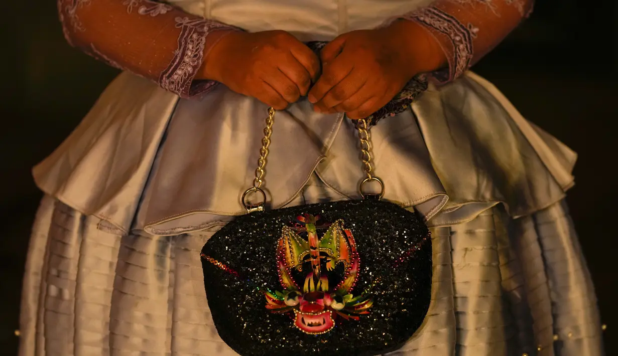 Model wanita Aymara kreasi mengenakan busana desainer lokal pada peragaan busana Chola di La Paz, Bolivia, Kamis (14/10/2021). Peragaan busana ini dirancang untuk mempromosikan gaya Andes dan kecantikan wanita Aymara, yang biasa disebut Cholitas dalam bahasa Bolivia. (AP Photo/Juan Karita)