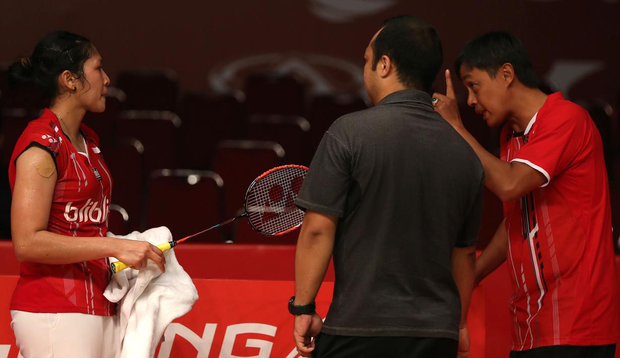 Pelatih Bambang Supriyanto (kanan) memompa semangat Lindaweni Fanetri jelang gim ketiga. (Bola.com/Arief Bagus)