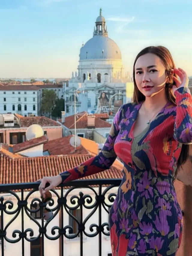 Aura Kasih dalam berbagai gaya busana (Instagram/aurakasih)