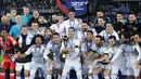 Para pemain Real Madrid melakukan selebrasi usai menjuarai Piala Dunia Antarklub 2017 dengan mengalahkan Gremio di Stadion Syeikh Zayed, Abu Dhabi, Sabtu (16/12/2017). Real Madrid menang 1-0 atas Gremio. (AP/Hassan Ammar)