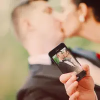 Meskipun sedang berbahagia karena sudah melepas status jomblo, tapi kamu nggak perlu melakukan 3 hal norak ini.
