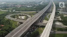 Foto aerial antrean kendaraan yang melintas di Km 34 B Tol Jakarta - Cikampek (Japek), Cikarang, Sabtu (22/5/2021). Polda Metro Jaya memprediksi puncak arus balik mudik Lebaran ke DKI Jakarta akan terjadi pada akhir pekan ini, 21-23 Mei 2021. (Liputan6.com/Herman Zakharia)