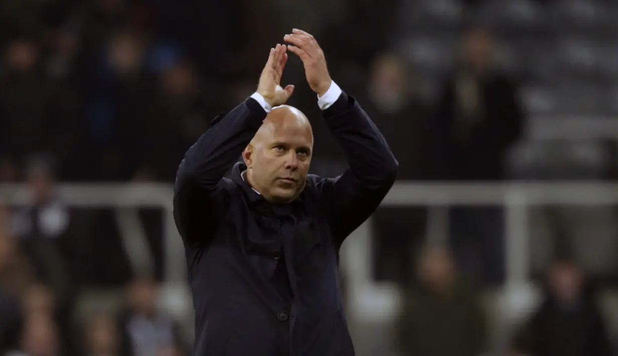 Pelatih Liverpool, Arne Slot memberikan tepuk tangan setelah laga lanjutan Liga Inggris 2024/2025 melawan Newcastle di St James Park Stadium, Newcastle, Inggris, Kamis (05/12/2024) WIB. (AP Photo/Ian Hodgson)