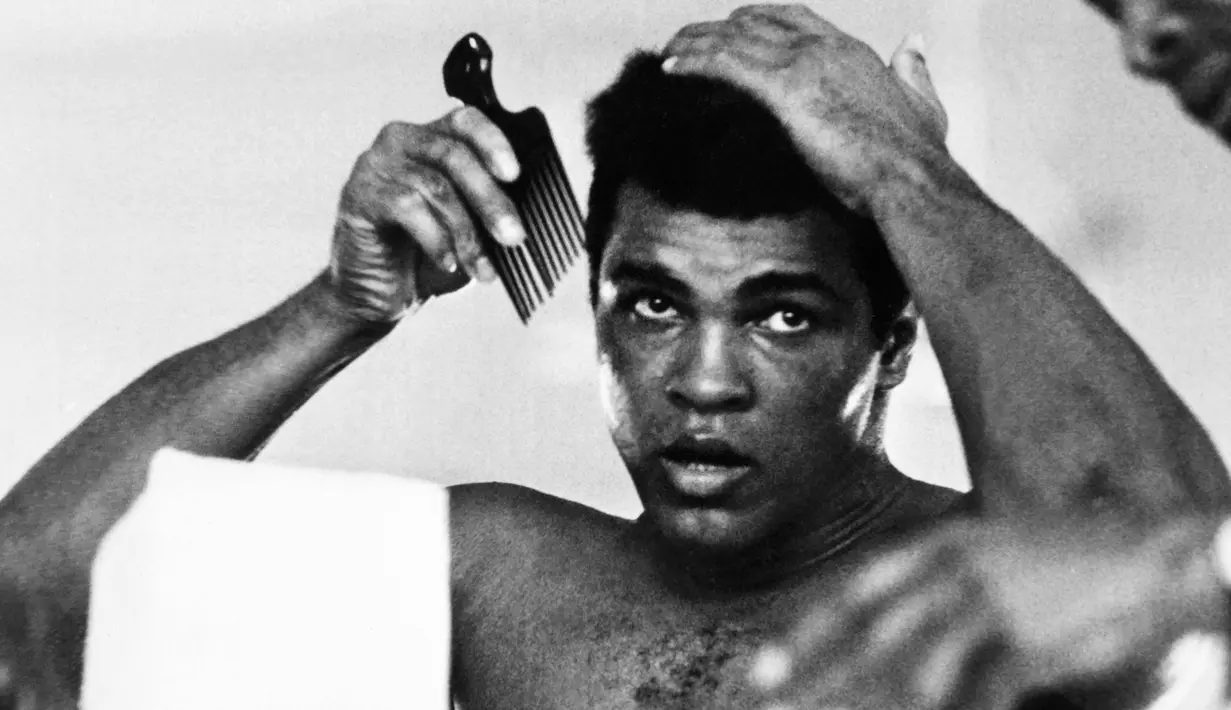 Seorang entertainer sejati dan legenda dalam dunia tinju, pada 30 Oktober 1974 Muhammad Ali menang KO atas George Foreman pada laga "Rumble in the Jungle" yang disaksikan 60 ribu orang di Stadion Kinshasa dan jutaan lainya di televisi. (AFP)