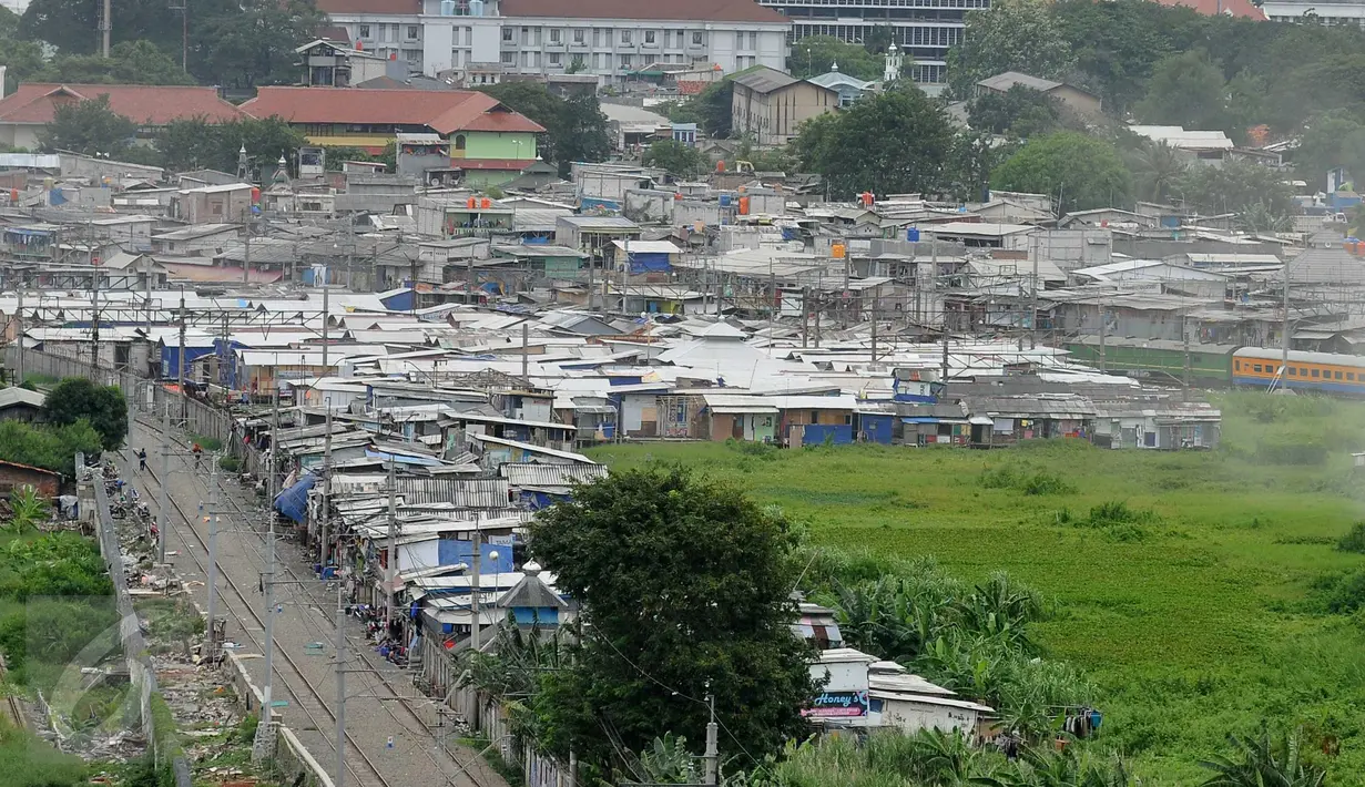 Suasana pemukiman padat Kampung Bandan, Jakarta, Senin (30/5). Pemprov DKI Jakarta berencana menata permukiman padat penduduk di kawasan Kampung Bandan dengan membangun Rusunawa.(Liputan6.com/Gempur M Surya)