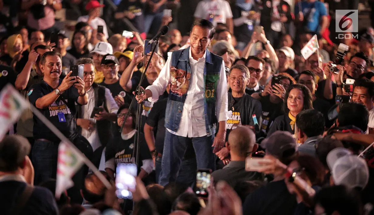 Calon presiden nomor urut 01, Joko Widodo (Jokowi) menghadiri Deklarasi Alumni Trisakti di Hall Basket, Senayan, Jakarta, Sabtu (9/2). Jokowi mendapatkan jaket jeans berwarna biru betuliskan ‘Suara Reformasi’. (Liputan6.com/Faizal Fanani)