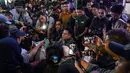 Di Surabaya selain menemui pendukungnya, Muhaimin Iskandar juga menyempatkan berdiskusi dengan wartawan. (Juni Kriswanto/AFP)