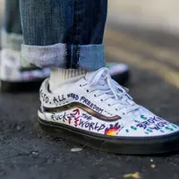 Supaya tidak terlihat too simple, ubah sneakers jadi lebih berwarna dengan coretan abstrak ini.