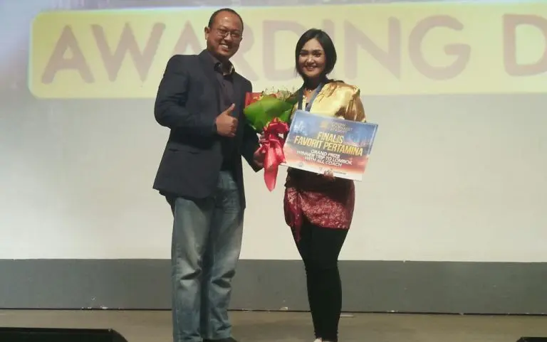 Herliansa Chrisnasari, finalis CJA asal Semarang yang mendapatkan penghargaan finalis terfavorit pertamina dalam acara awarding Citizen Journalist Academy - Energi Muda Pertamina, Jakarta, Sabtu (18/11/2017). (Liputan6.com/Nur Aida)