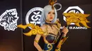 Seorang cosplayer berpose dalam acara League of Legends Mid-Season Invitational 2019 di GG Stadium, Ho Chi Minh, Vietnam  (7/5/2019). Turnamen e-sport ini digelar 1 hingga 19 Mei. (Reuters/Kham)