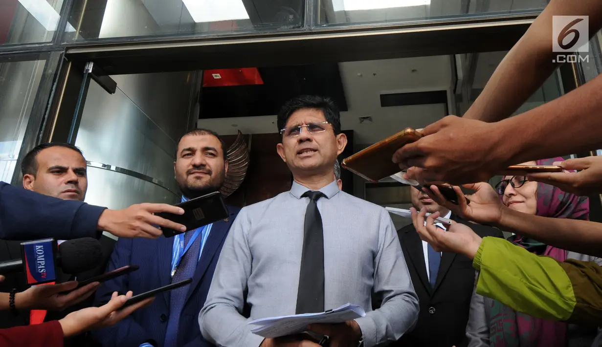 Wakil Ketua KPK, Laode Muhammad Syarif bersama para petinggi anti korupsi dari Negara Afghanistan memberikan keterangan kepada awak media usai pertemuan di Gedung KPK, Jakarta (11/3). (merdeka.com/dwi narwoko)