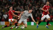 Gelandang Manchester United asal Uruguay #25, Manuel Ugarte (L), melakukan pelanggaran terhadap pemain bertahan Barnsley asal Prancis #06, Ma&euml;l de Gevigney, selama pertandingan sepak bola putaran ketiga Piala Liga Inggris antara Manchester United dan Barnsley di Old Trafford, Manchester, barat laut Inggris, pada Rabu dini hari WIB (18/9/2024). (Paul ELLIS/AFP)