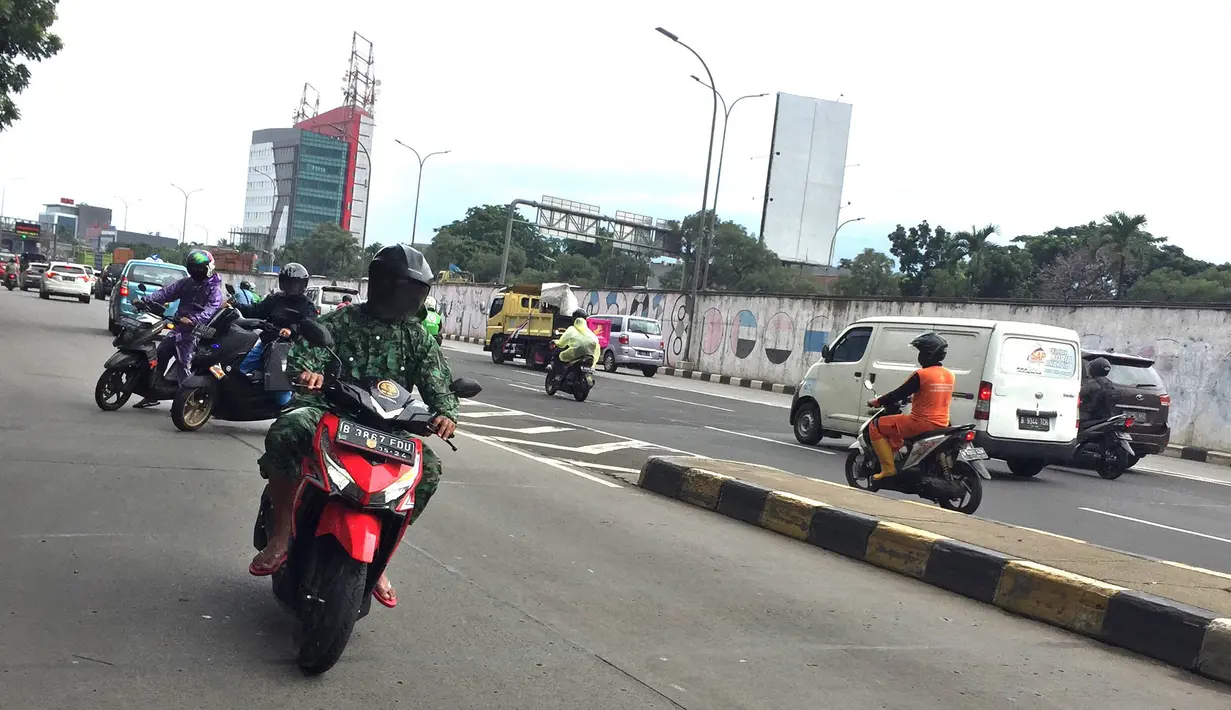 Pengendara sepeda motor melawan arus lalu lintas di sekitar flyover Tanjung Barat, Jakarta, Senin (17/2/2020). Ditutupnya jalur memutar balik di kawasan itu menyebabkan sebagian pengendara sepeda motor nekat melawan arus lalu lintas demi mempersingkat waktu tempuh. (Liputan6.com/Immanuel Antonius)