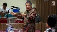 Kepala Pelaksana Unit Kerja Presiden Pembinaan Ideologi Pancasila (UKP-PIP) Yudi Latif memaparkan materi saat hadir dalam diskusi, di Jakarta, Rabu (13/12).  Diskusi tersebut membahas "Hubungan Islam dan Pancasila". (Liputan6.com/JohanTallo)