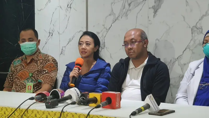 Galiech Ridha Rahardja dan Asri Welas di Rumah Sakit Melia Cibubur, Jakarta Timur, Jumat (16/6/2023)