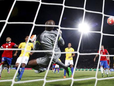 Penjaga gawang Brazil Jefferson salah mengantisipasi bola yang ditendang Eduardo Vargas pada laga kualifikasi Piala Dunia 2018 di Santiago, Chile, Kamis (08/10/2015). Chile menang 2-0. (REUTERS/Ivan Alvarado)
