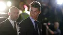 Megabintang Real Madrid Cristiano Ronaldo tiba di hotel tempat skuad timnya menginap untuk penyelenggaraan laga final Liga Champions di Keiv, Kamis (24/5). Baik pemain dan pelatih Madrid mengenakan setelah jas yang rapi saat tiba. (AP/Sergei Grits)