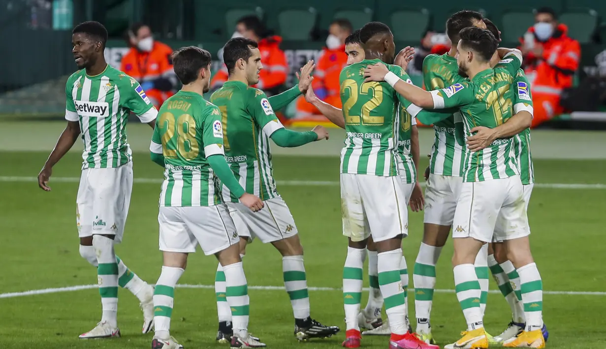 Para pemain Betis merayakan gol yang dicetak Victor Ruiz saat bertanding melawan Real Madrid pada lanjutan La Liga Spanyol di stadion Benito Villamarin di Seville, Spanyol, Senin (8/2/2021). Kini Barcelona mengumpulkan 43 poin dari 21 laga. (AP Photo/Miguel Morenatti)