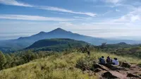 Suasana puncak Gunung Puthuk Gragal Mojokerto wisata trekking murah dan cepat untuk pendaki pemula. Foto (Khoirotul Lathifiyah)