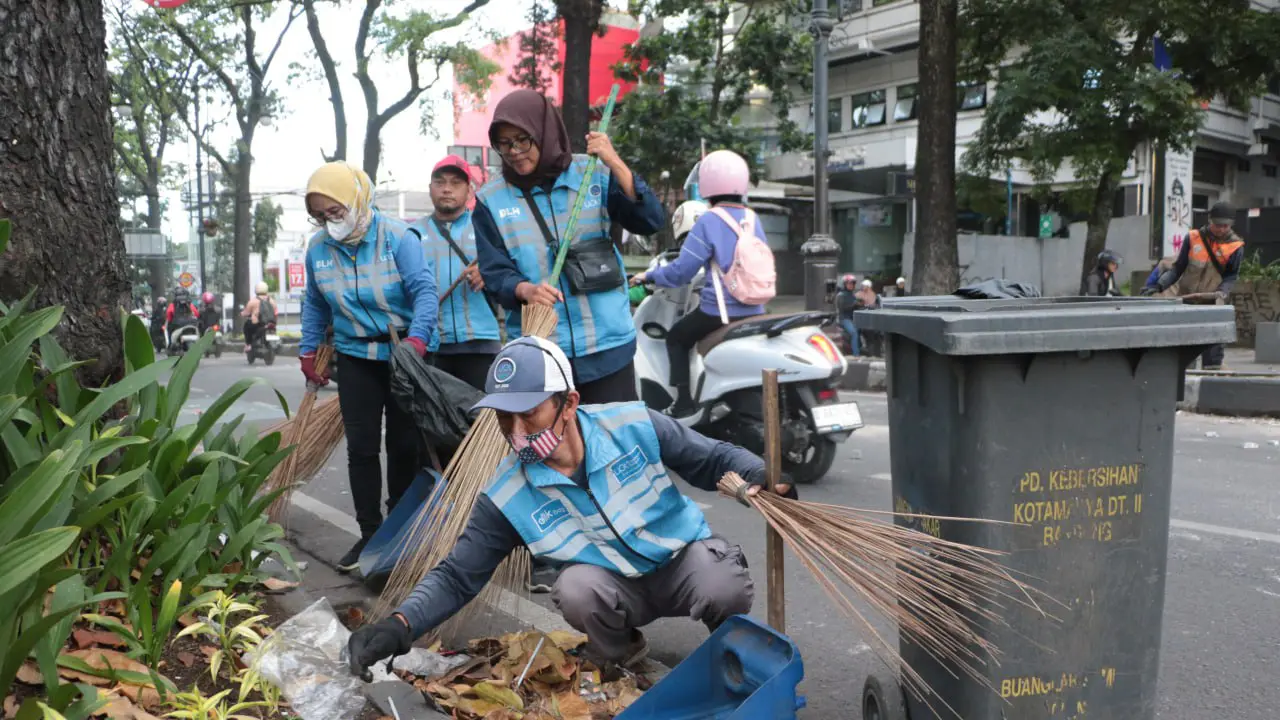 Petugas kebersihan dan alat pengolah sampah milik Pemkot Bandung.