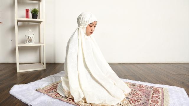 Ilustrasi perempuan menjalankan salat Fajar