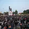 Aksi Mahasiswa Panjat Monumen Tugu Tani, Bentangkan Spanduk Raksasa