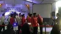 Sekjen parpol Koalisi Jokowi-Ma'ruf menghadiri rapat penetapan presiden dan wakil presiden terpilih di Gedung KPU. (Lizsa Egeham)