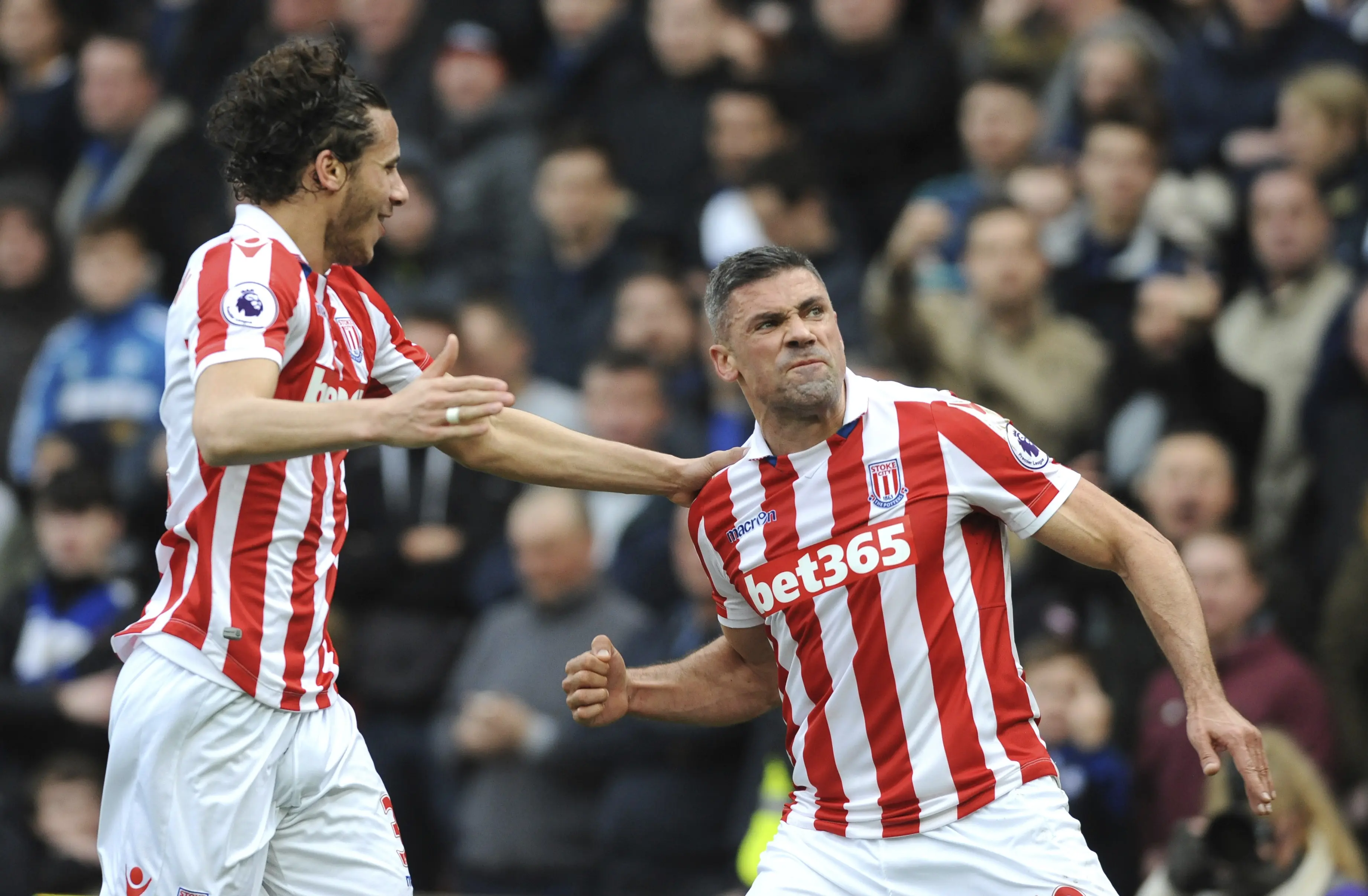 Selebrasi Jonathan Walters usai mencetak gol penyeimbang Stoke City ke gawang Chelsea. (AP Photo/Rui Vieira)