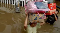 Banjir menrendam ratusan rumah di Kampung Pulo, Jatinegara Jakarta Timur dan dikawasan Kedoya Selatan, Jakarta Barat.
