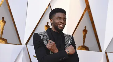 Chadwick Boseman berpose saat tiba di Oscar di Dolby Theatre di Los Angeles pada 4 Maret 2018. Aktor pemeran Black Panther ini meninggal dunia karena penyakit kanker usus, yang ia derita selama empat tahun. (AP Photo/Jordan Strauss)
