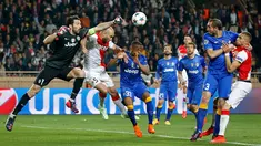 Duel panas terjadi di leg kedua perempat final Liga Champions antara AS Monaco dengan Juventus di Stade Louis II, Kamis (23/4/2015). AS Monaco bermain imbang 0-0 dengan Juventus. (Reuters/Eric Gaillard)