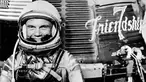 John Glenn, warga AS pertama yang mengorbit Bumi, meninggal dunia pada Kamis (8/12) dalam usia 95 tahun. Glenn juga tercatat sebagai warga lanjut usia pertama yang melakukan perjalanan ke luar angkasa. (Courtesy NASA/Handout via REUTERS)