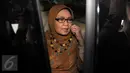 Sekjen DPR Winantuningtyastiti didalam mobil usai menjalani pemeriksaan di Gedung KPK, Jakarta, (13/5). Sekjen DPR Winantuningtyastiti menjadi saksi dengan tersangka anggota Komisi V DPR dari Fraksi Golkar Budi Supriyanto. (Liputan6.com/Helmi Afandi)