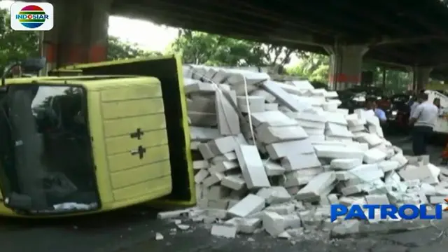 Truk Bermuatan Batako Proyek Wisma Atlet Terguling di Jakarta Timur