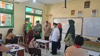 Wakil Presiden Ma’ruf Amin meninjau pelaksanaan Pembelajaran Tatap Muka (PTM) terbayas di SMP Negeri 1 Citeureup, Bogor, Kamis (9/9/2021). (Biro Humas Sekretariat Wakil Presiden)
