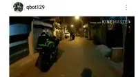 pengendara moge mendorong motornya saat melewati gang. Suara knalpot yang dinilai bising saat dinyalakan, dikhawatirkan akan mengganggu warga (IG:@qbot129)