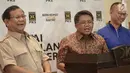 Presiden PKS, Sohibul Iman (tengah) didampingi Ketum Partai Gerindra, Prabowo Subianto, Sekjen PAN Eddy Soeparno memberikan keterangan pers untuk berkoalisi di Pilkada Serentak 2018 di Kantor PKS, Jakarta, Minggu (24/12). (Liputan6.com/Faizal Fanani)