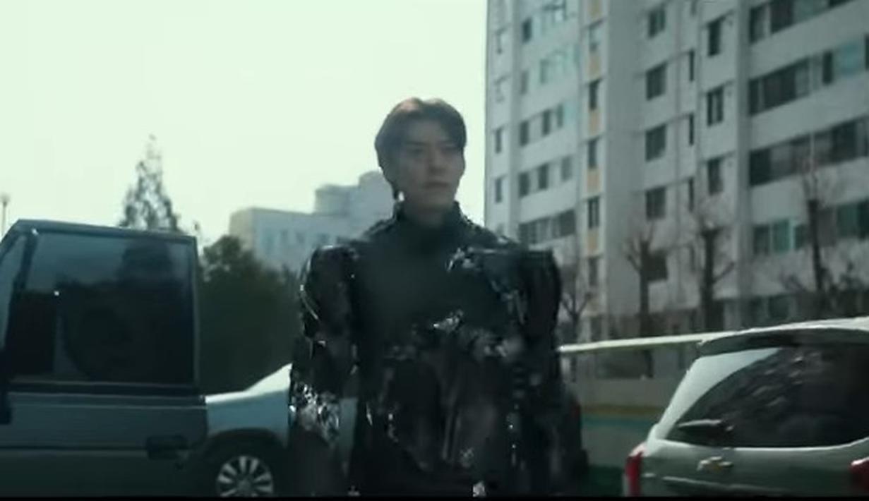 Kim Woo Bin, sebagai penjaga Alien yang memberontak turun ke bumi. Ia menyamar sebagai manusia biasa. (Foto: YouTube)