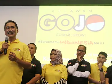 Koordinator Nasional Golkar Jokowi atau Gojo, Rizal Malarangeng (kiri) memberi sambutan saat peresmian relawan di Jakarta, Jumat (16/3). Partai Golkar membentuk kelompok relawan Gojo jelang Pilpres 2019. (Liputan6.com/Herman Zakharia)