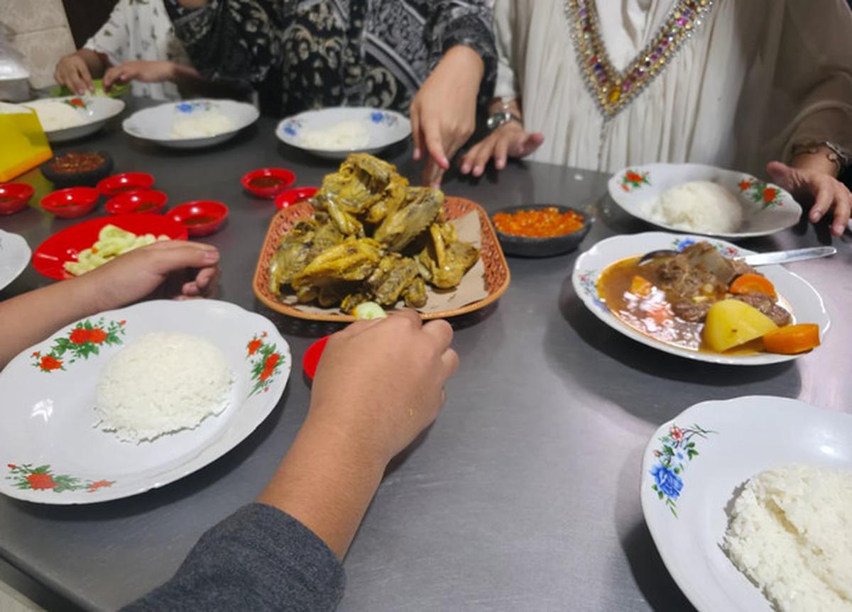 Ayam Goreng dan Sop Buntut Daging Pak Supar