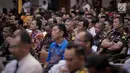 Sejumlah pekerja saat mendengarkan arahan Menko Polhukam Wiranto dalam Rakornas Bidang Kewaspadaan Nasional di Jakarta, Rabu (27/3). Rakornas tersebut berlangsung dalam rangka pemantapan penyelenggaraan Pemilu 2019. (Liputan6.com/Faizal Fanani)