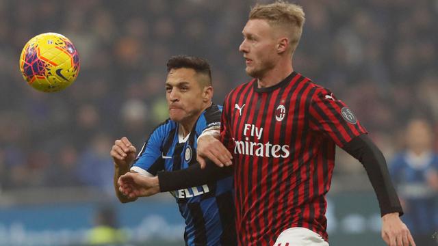 Penyerang sayap Inter Milan, Alexis Sanchez berebut bola dengan bek AC Milan, Simon Kjaer pada laga pekan ke-23 Serie A di Giuseppe Meazza, Minggu (9/2/2020). Sempat tertinggal, Inter Milan sukses mengemas kemenangan 4-2 dari rival sekota AC Milan. (AP/Antonio Calanni)