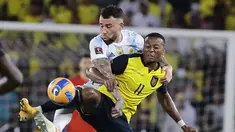 Penyerang Ekuador Michael Estrada berebut bola bek Argentina Nicolas Otamendi pada laga kualifikasi Piala Dunia 2022 zona CONMEBOL di Estadio Monumental Banco Pichincha, Rabu (30/3/2022). Argentina dipaksa menelan hasil imbang 1-1 atas Ekuador (Franklin Jacome/Pool via AP)
