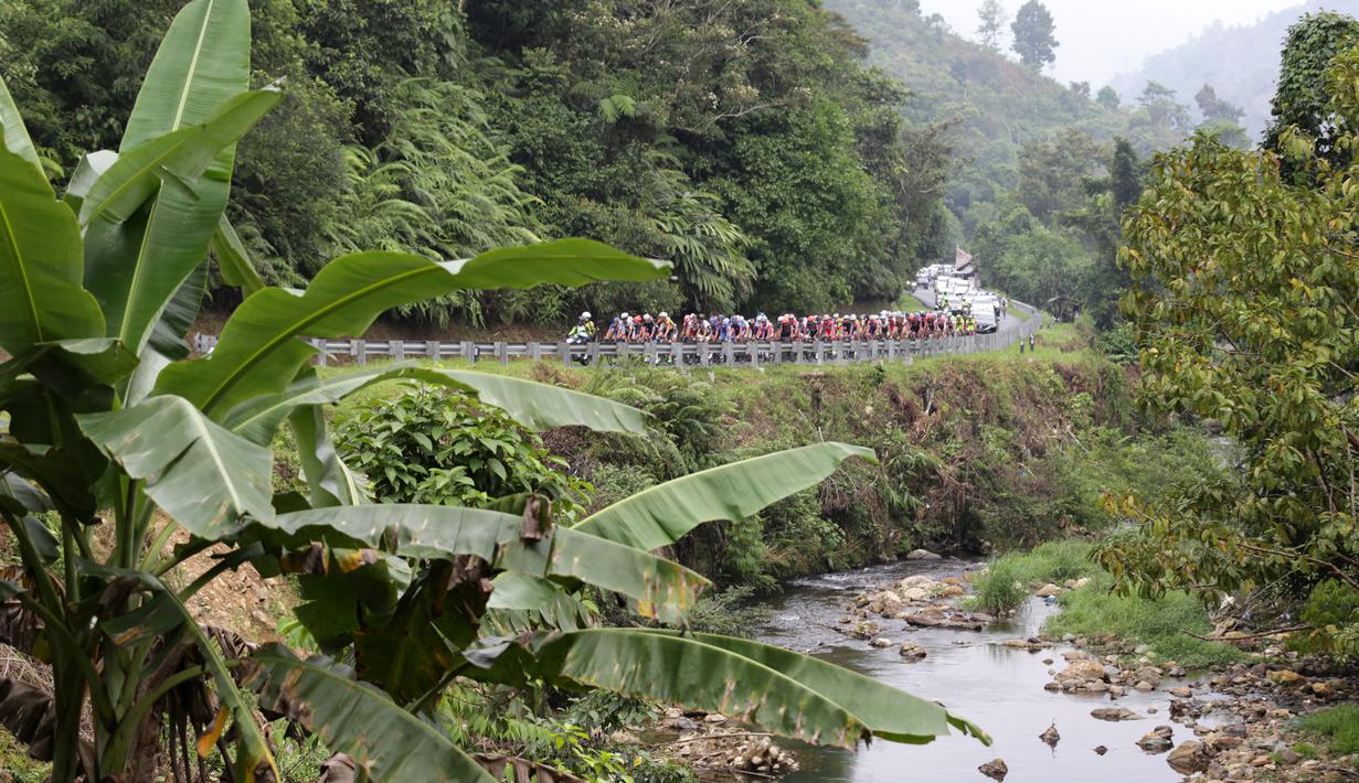 Aksi para pebalap sepeda di Etape 1 Tour de Singkarak 2015, Sabtu (3/10/2015). (Bola.com/Arief Bagus)